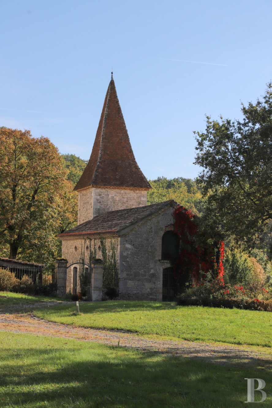 An 18th century chateau surrounded by trees and hills in the Lot valley - photo  n°2
